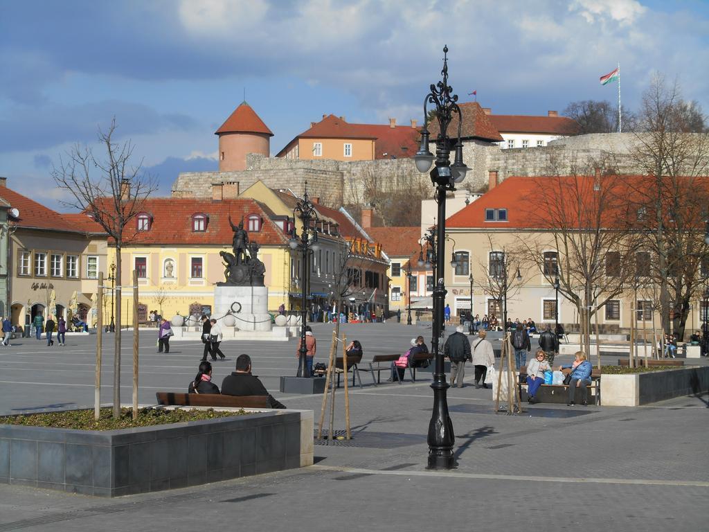 Akos Apartman Appartement Eger Buitenkant foto
