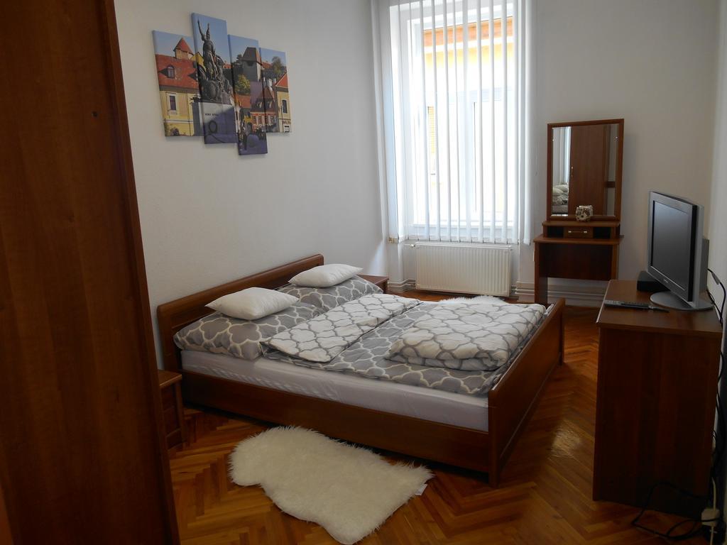 Akos Apartman Appartement Eger Buitenkant foto