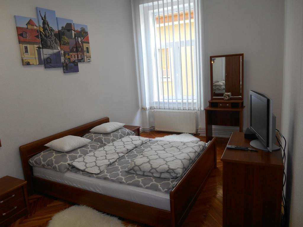 Akos Apartman Appartement Eger Buitenkant foto